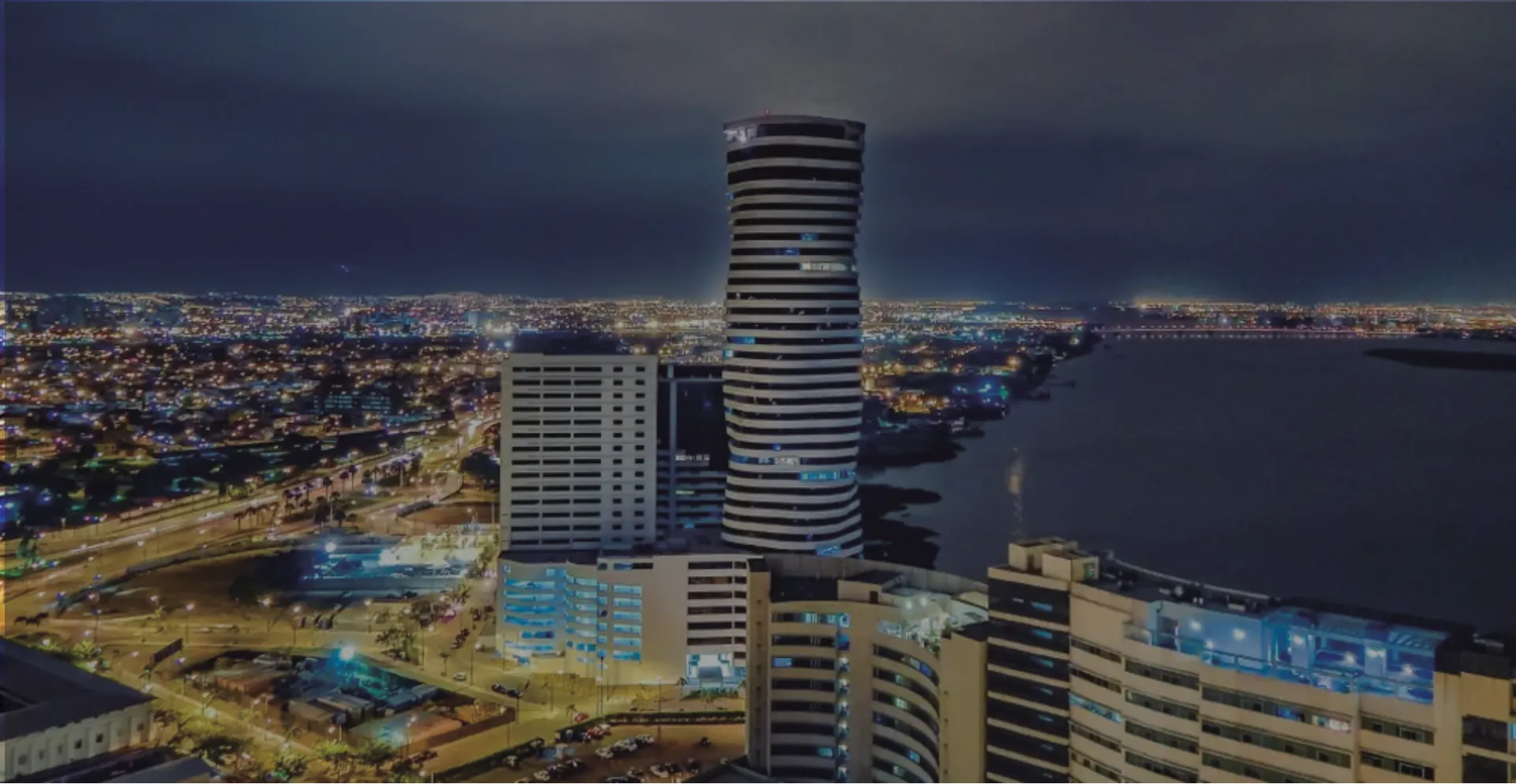 Vista aerea nocturna de guayaquil